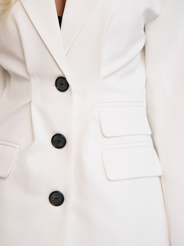 Пиджак приталенный с карманами цвет белый